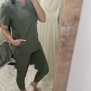 Matrix olive Green Women's nurses scrubs jogger style size MDP